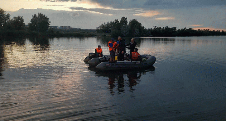 Силуэт взрослых пара стоя в воде поцелуй на фоне заката. Вечерний фото.